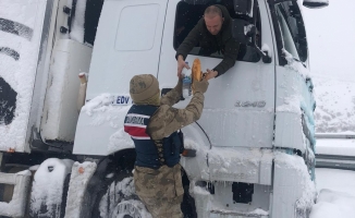 Jandarmadan karda yolda kalanlara yardım  