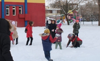 Kar yağışının keyfini çocuklar çıkarıyor