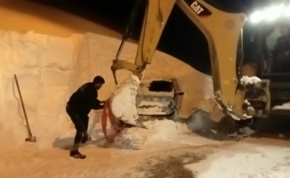 Sürücünün bıraktığı aracı 5 metre karın altından çıktı