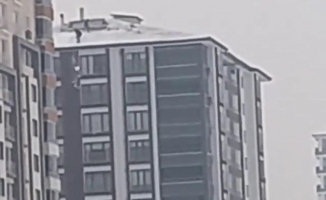 14 katlı binada tehlikeli kar temizliği