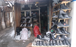 Ayakkabı hırsızları polisten kaçamadı
