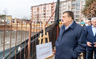 Başkan Gürkan kent meydanındaki çalışmaları inceledi