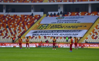 Yeni Malatyasporlu futbolcular maça protesto ile başladı  