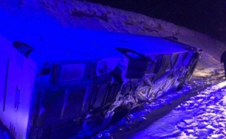 Malatya’da yolcu otobüsü devrildi: 2 yaralı