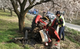 Ağaca çarpan traktörün sürücüsü hayatını kaybetti