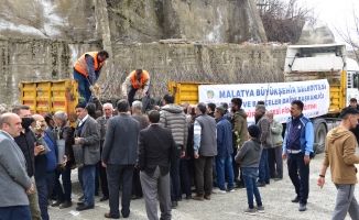 Büyükşehir Belediyesi tarafından Pütürge’de fidan dağıtımı yapıldı