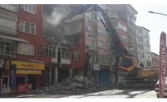 Depreme dayanıksız bina yıkıldı  