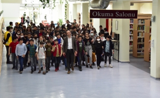 Malatya Büyükşehir Belediyesi Semt Konağı öğrencileri kütüphane gezdi