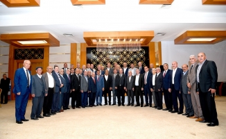 Malatya'da eski ve yeni belediye başkanları iftar sofrasında buluştu