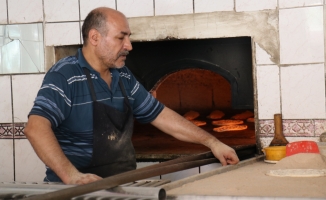 Fırıncıların 400 derece ateşin karşısında ekmek mücadelesi