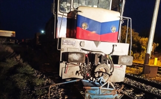 Yük treni hemzemin geçitte eşek arabasına çarptı: 1 ağır yaralı