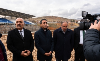 Doğanşehir İlçesi Sürgü mahallesine fifa standartlarında futbol sahası