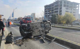Malatya’da otomobilin refüje çarptığı kaza kameralara yansıdı