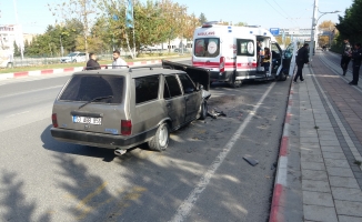 Yolcu indiren otomobile başka bir otomobil çarptı: 4 yaralı