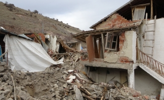Depremde enkaza dönen mahalle taşınmak istiyor