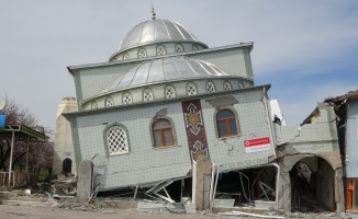 İlk depremde minaresi, yıkıldı, ikincide yan yattı