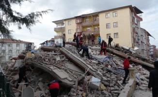 Malatya’da 4 katlı ağır hasarlı bina çöktü!