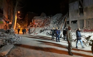 Malatya’da ağır hasarlı 4 katlı bina çöktü!