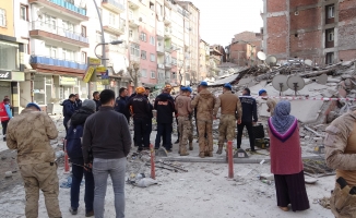 Malatya’da ağır hasarlı 5 katlı bina çöktü!