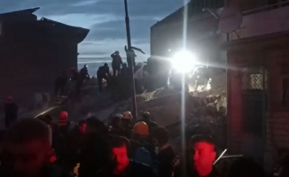 Malatya’da hasarlı bina çöktü: 1 kişi enkaz altında