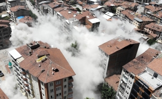 7 katlı bina saniyeler içinde toz bulutuyla çöktü