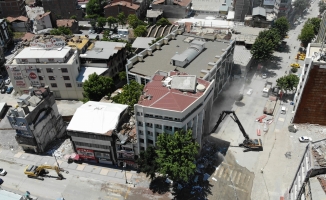 Malatya’da ağır hasarlı binaların yıkımlarına devam ediliyor