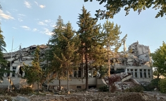 Depremde hasar alan hükümet konağı yıkıldı