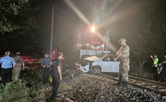 Yolcu treni hemzemin geçitte otomobile çarptı: 1 ölü