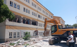 Doğanşehir’de hasarlı kamu binaları yıkılıyor