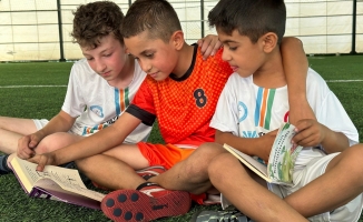 Futbol kursunda kitap okuma etkinliği