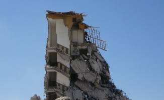 Malatya’da ağır hasarlı binaların yıkımı hızlandı