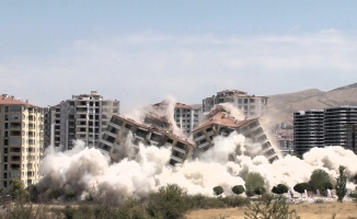 Malatya’da yüksek katlı binaların patlayıcı ile yıkımı sürüyor